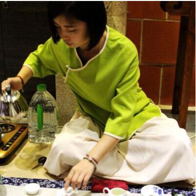 女士喝茶的手勢，女人正確喝茶手勢姿勢圖