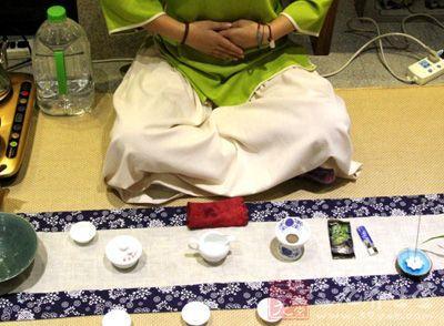 女士喝茶的手勢，女人正確喝茶手勢姿勢圖