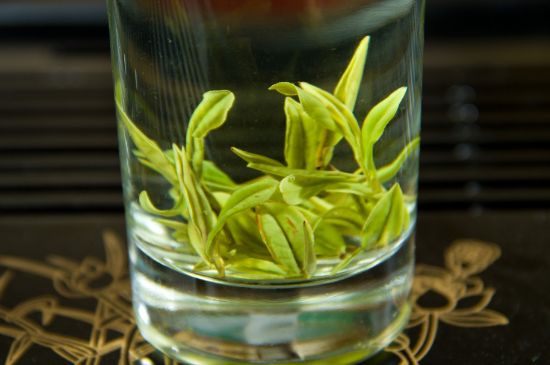 安吉白茶冷藏好還是冷凍好？這個需要根據(jù)存放時間來選擇