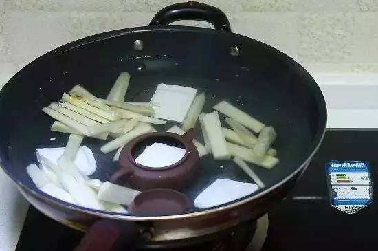 開(kāi)壺放豆腐是錯(cuò)誤的，新買(mǎi)的紫砂壺正確開(kāi)壺建議