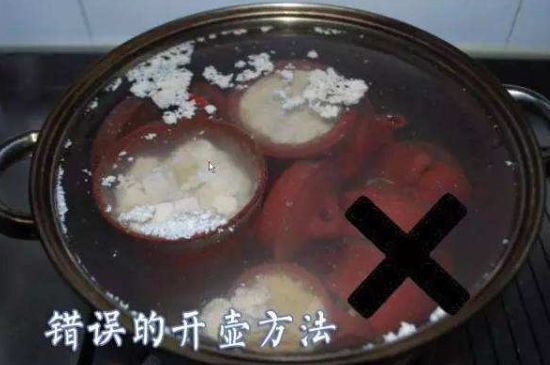 開(kāi)壺放豆腐是錯(cuò)誤的，新買(mǎi)的紫砂壺正確開(kāi)壺建議