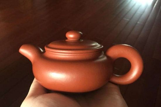朱泥<a href=http://www.hospitalantoniolorena.com/chaju/zisha/ target=_blank class=infotextkey>紫砂壺如何開(kāi)壺</a>，朱泥壺日常泡茶養(yǎng)護(hù)
