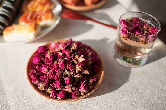 玫瑰花茶的功效與作用，堅(jiān)持喝一個(gè)月玫瑰花茶會(huì)怎樣？