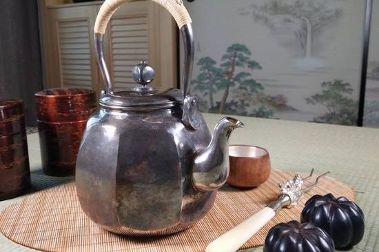 銀壺泡茶后為什么會變黑，銀壺內(nèi)膽發(fā)黑怎么辦