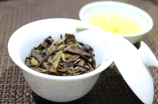 怎么撬老白茶茶餅不容易碎，福鼎白茶如何撬茶方法