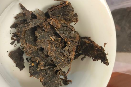 一天什么時(shí)候喝黑茶最好，喝黑茶一天最佳時(shí)間和季節(jié)