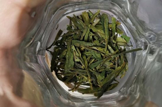 龍井茶放二年了能喝嗎，過(guò)期龍井茶的妙用！