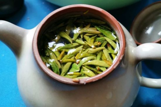 龍井茶放二年了能喝嗎，過(guò)期龍井茶的妙用！