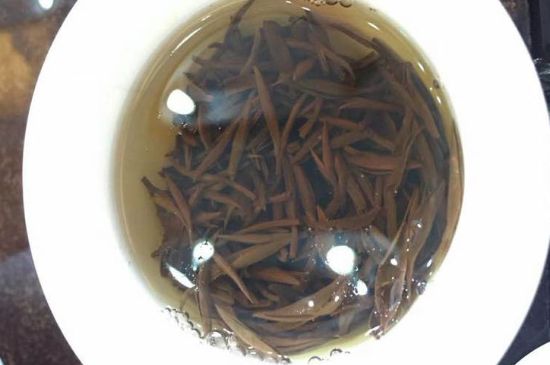 女人喝金駿眉的好處和壞處，女性喝金駿眉可減肥養(yǎng)顏