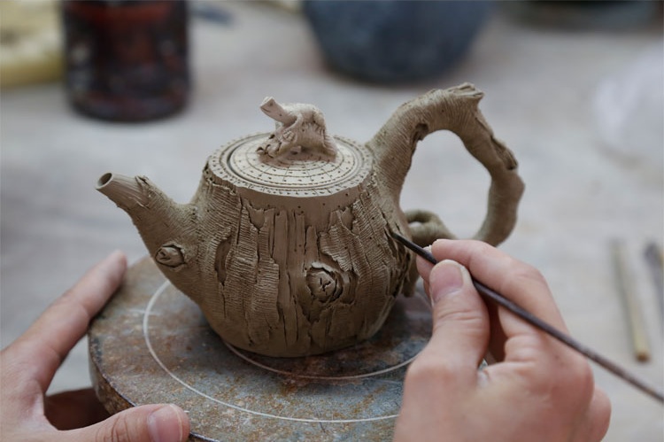 仿木外皮紫砂壺，創(chuàng)意木樁手工雕刻紫砂壺